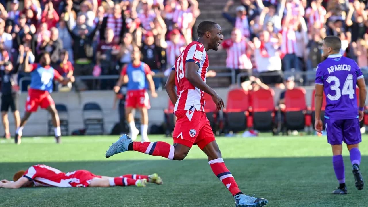 Jugador celebra un gol durante el partido Jugador celebra un gol durante el partido