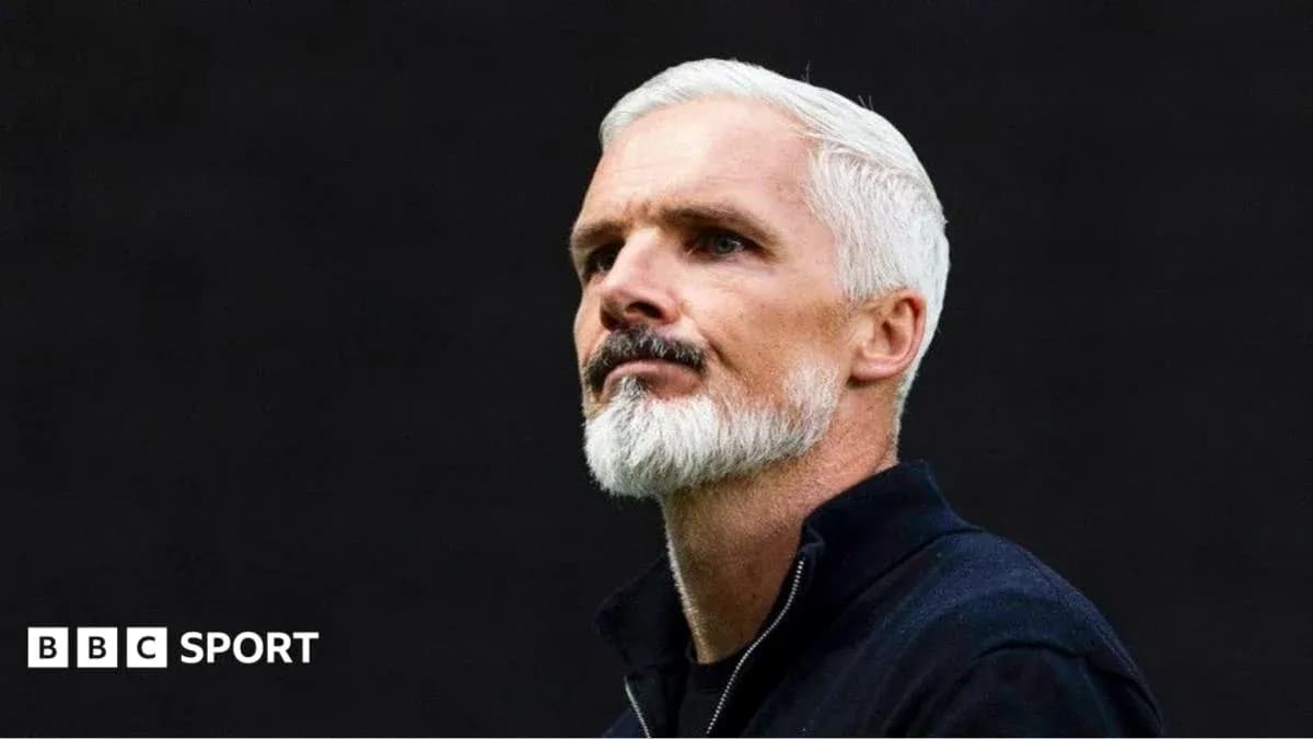 Entrenador con barba y cabello canoso en primer plano Entrenador con barba y cabello canoso en primer plano