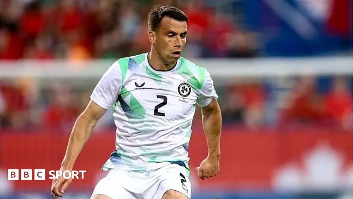 Jugador de fútbol en acción durante un partido Jugador de fútbol en acción durante un partido