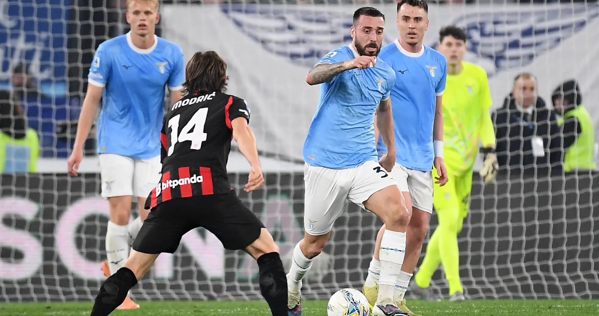 Jugador de Lazio driblando a oponente de AC Milan Jugador de Lazio driblando a oponente de AC Milan