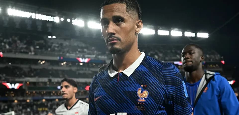 Jugador de Francia saliendo del campo tras el partido Jugador de Francia saliendo del campo tras el partido