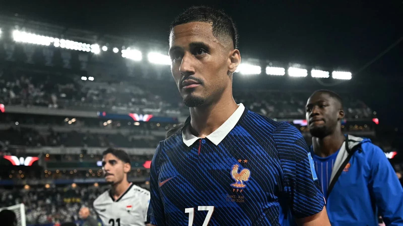 Jugador de Francia saliendo del campo tras el partido Jugador de Francia saliendo del campo tras el partido