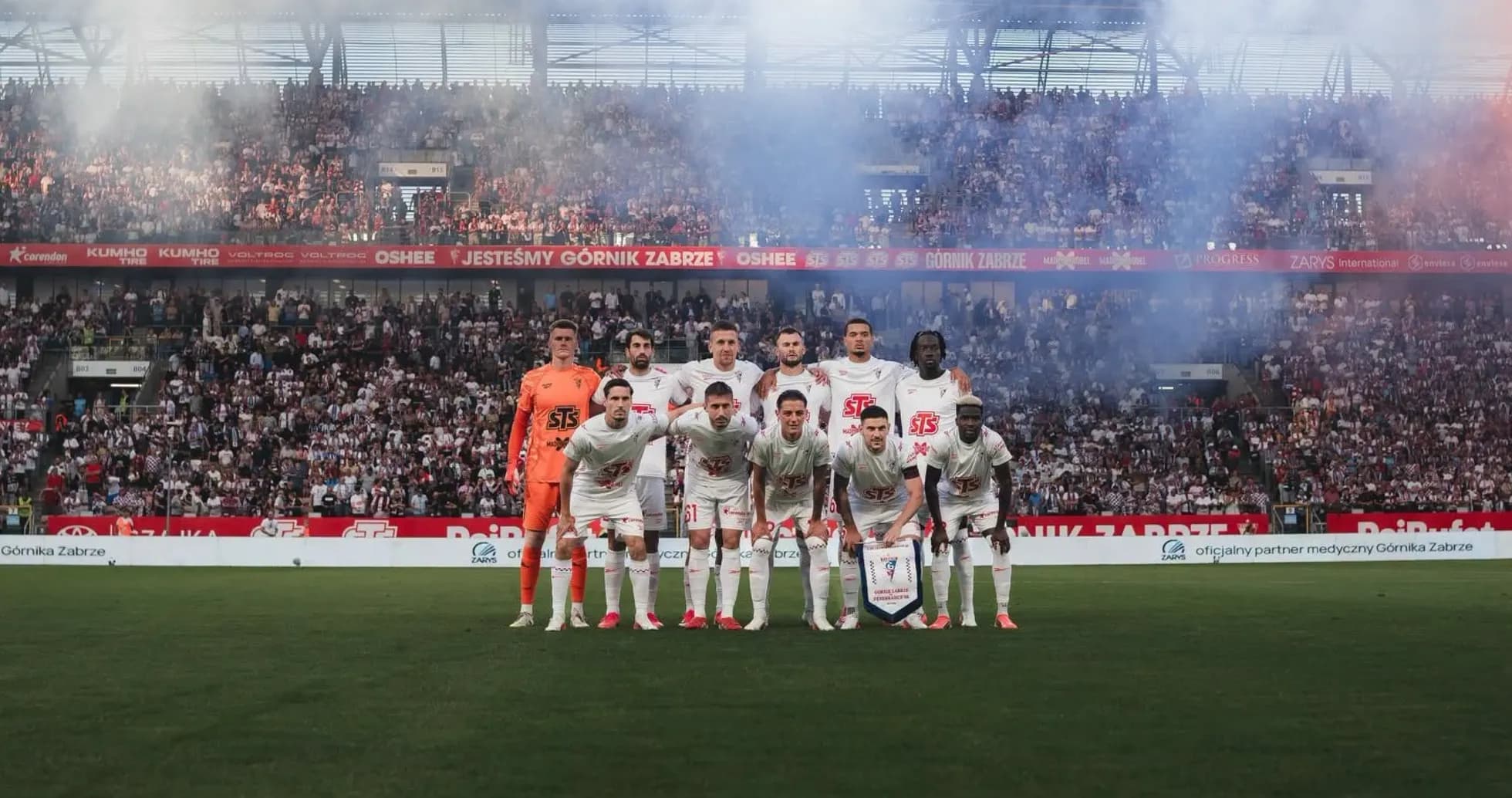 Equipo de Górnik Zabrze posando para la foto Equipo de Górnik Zabrze posando para la foto