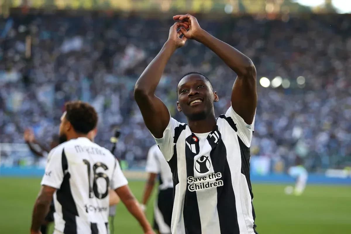 Jugador aplaudiendo a la afición tras el partido Jugador aplaudiendo a la afición tras el partido
