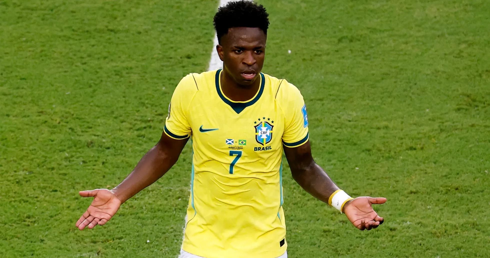 Jugador de Brasil con camiseta amarilla en el campo Jugador de Brasil con camiseta amarilla en el campo