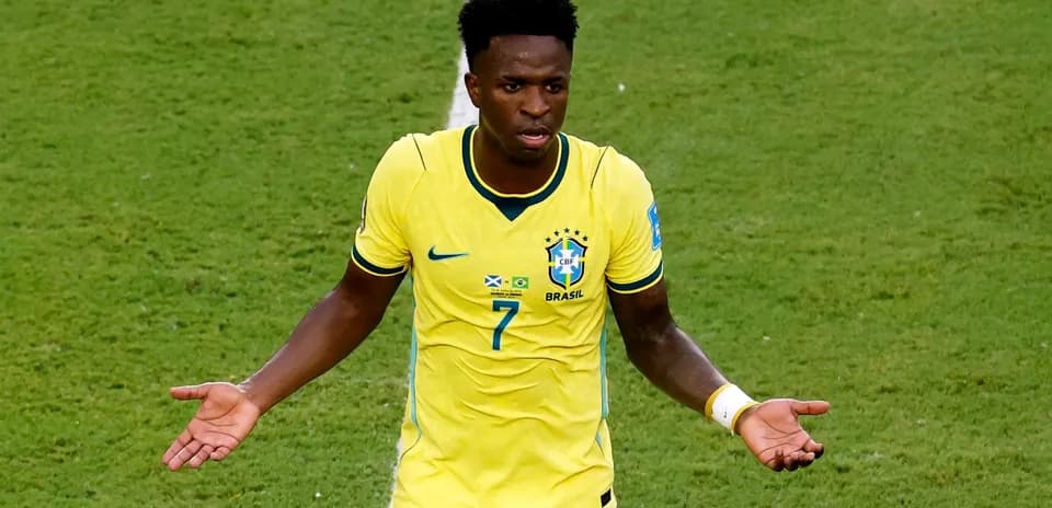 Jugador de Brasil con camiseta amarilla en el campo Jugador de Brasil con camiseta amarilla en el campo