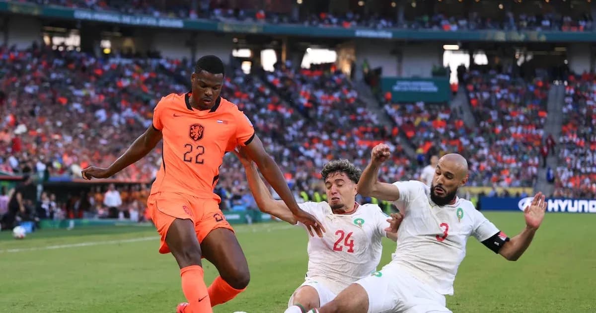 Jugador de Países Bajos esquivando a oponentes en partido Jugador de Países Bajos esquivando a oponentes en partido