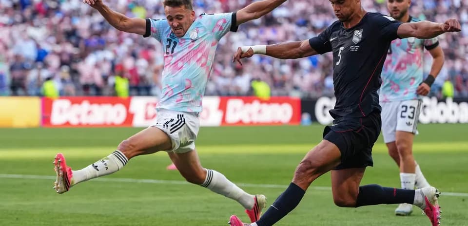 Jugador estadounidense pateando el balón en el partido Jugador estadounidense pateando el balón en el partido