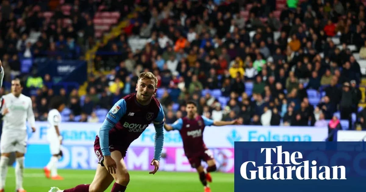 Jugador de West Ham corriendo en el campo de fútbol Jugador de West Ham corriendo en el campo de fútbol