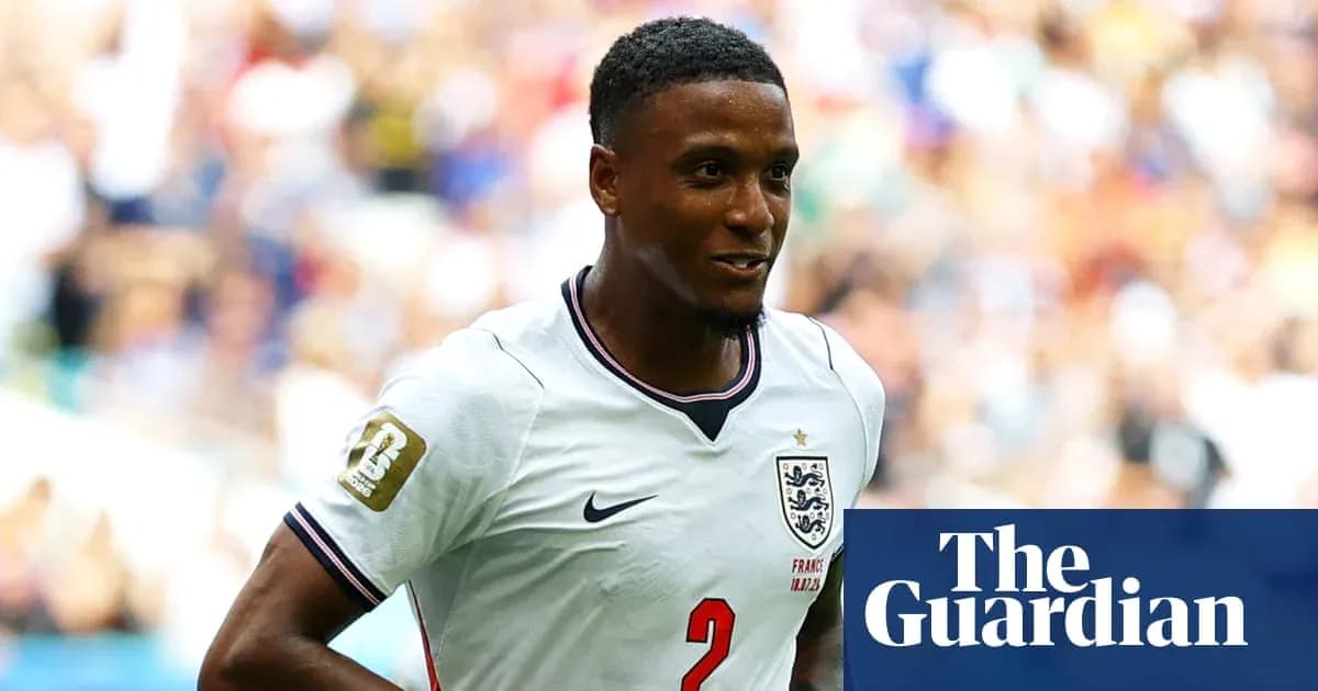 Jugador de Inglaterra con camiseta blanca sonriendo en el campo Jugador de Inglaterra con camiseta blanca sonriendo en el campo