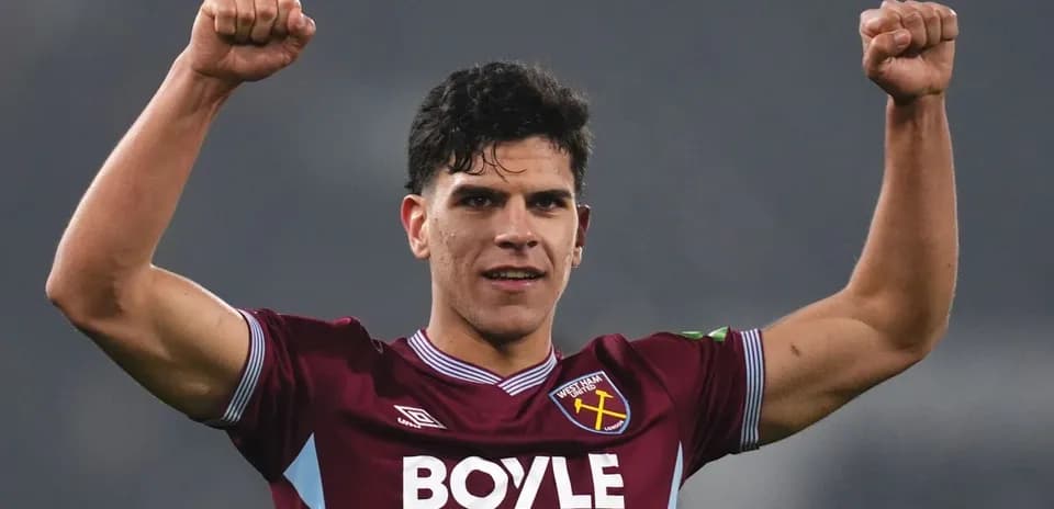Jugador de West Ham United celebrando con los brazos en alto Jugador de West Ham United celebrando con los brazos en alto
