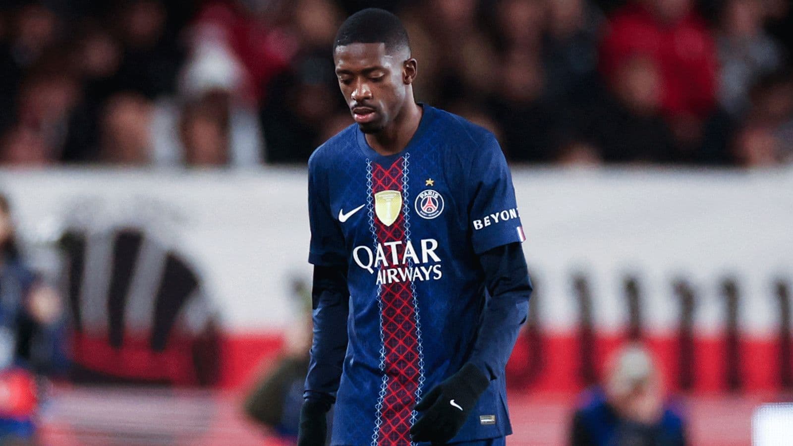 Jugador del PSG caminando por el campo durante partido Jugador del PSG caminando por el campo durante partido