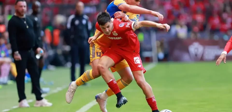 Jugadores de Toluca y Tigres en acción Jugadores de Toluca y Tigres en acción
