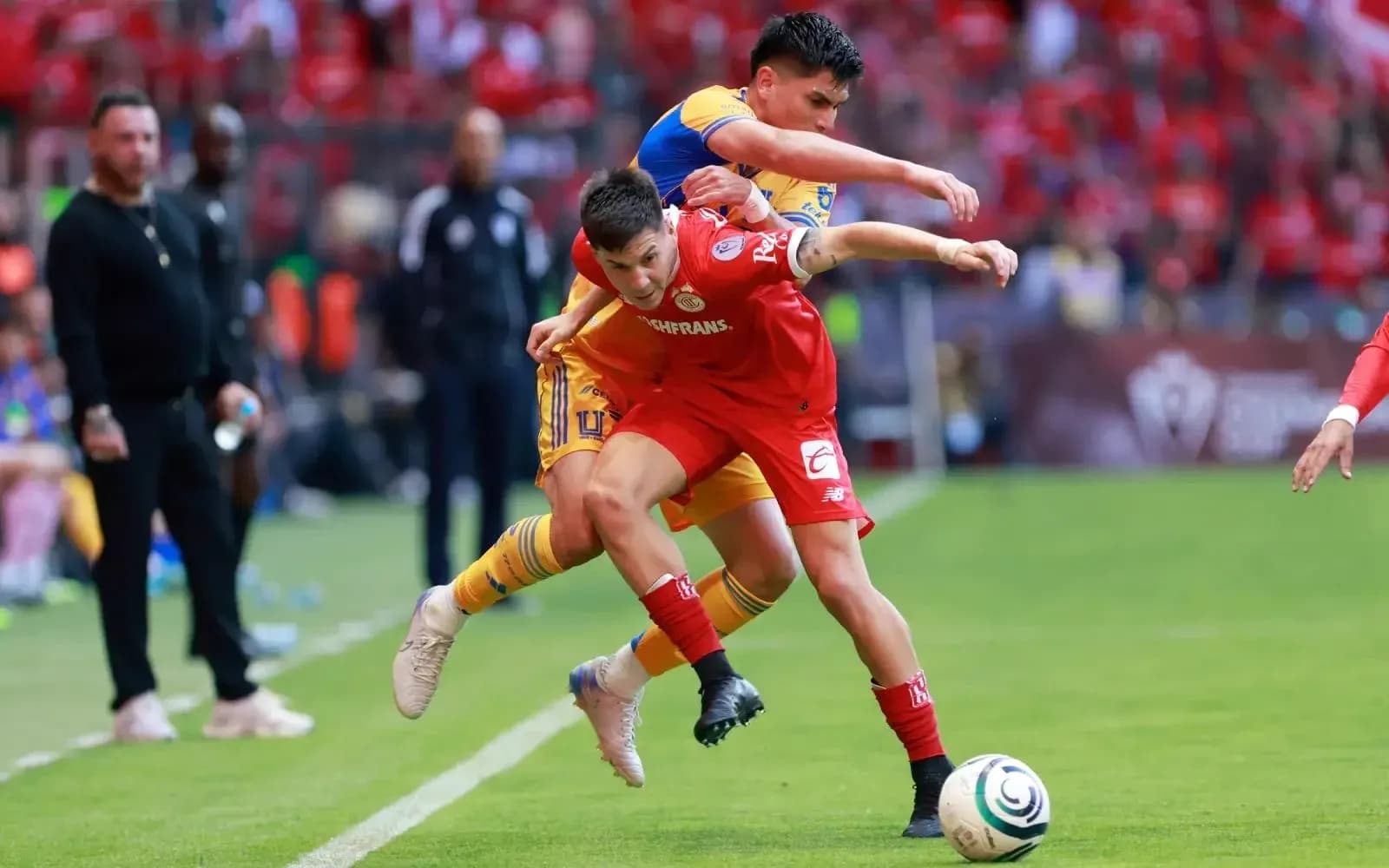 Jugadores de Toluca y Tigres en acción Jugadores de Toluca y Tigres en acción