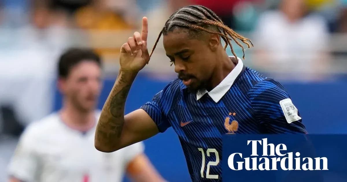 Jugador de Francia levantando la mano durante el partido Jugador de Francia levantando la mano durante el partido