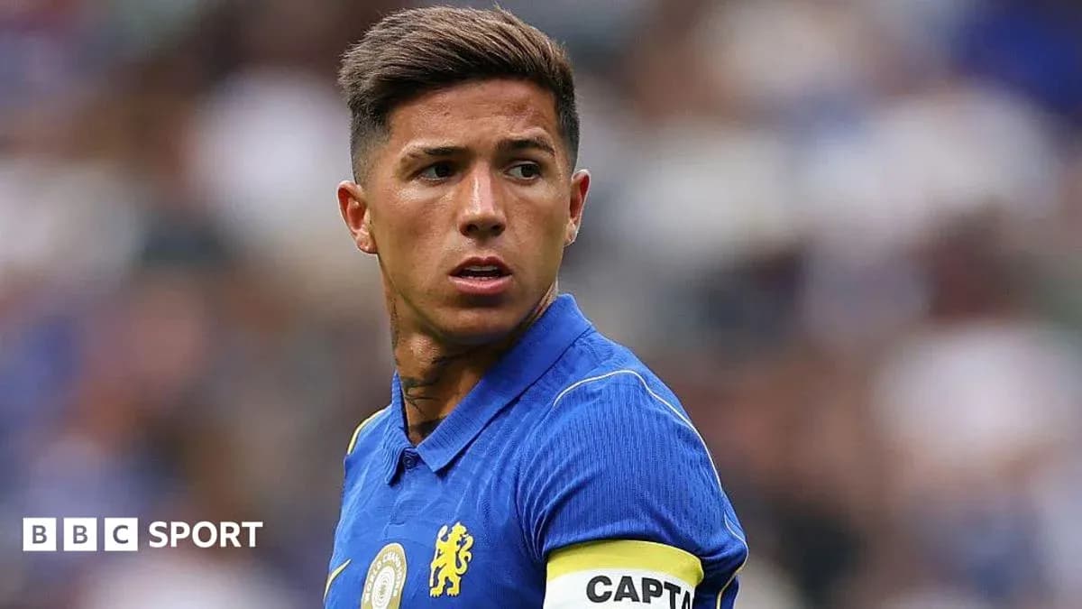 Jugador con camiseta azul y banda de capitán Jugador con camiseta azul y banda de capitán