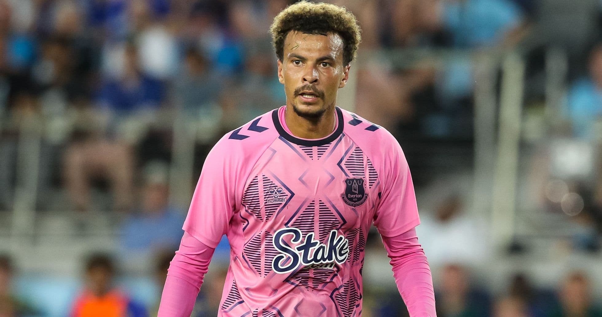 Jugador con camiseta de portero de Everton en acción Jugador con camiseta de portero de Everton en acción