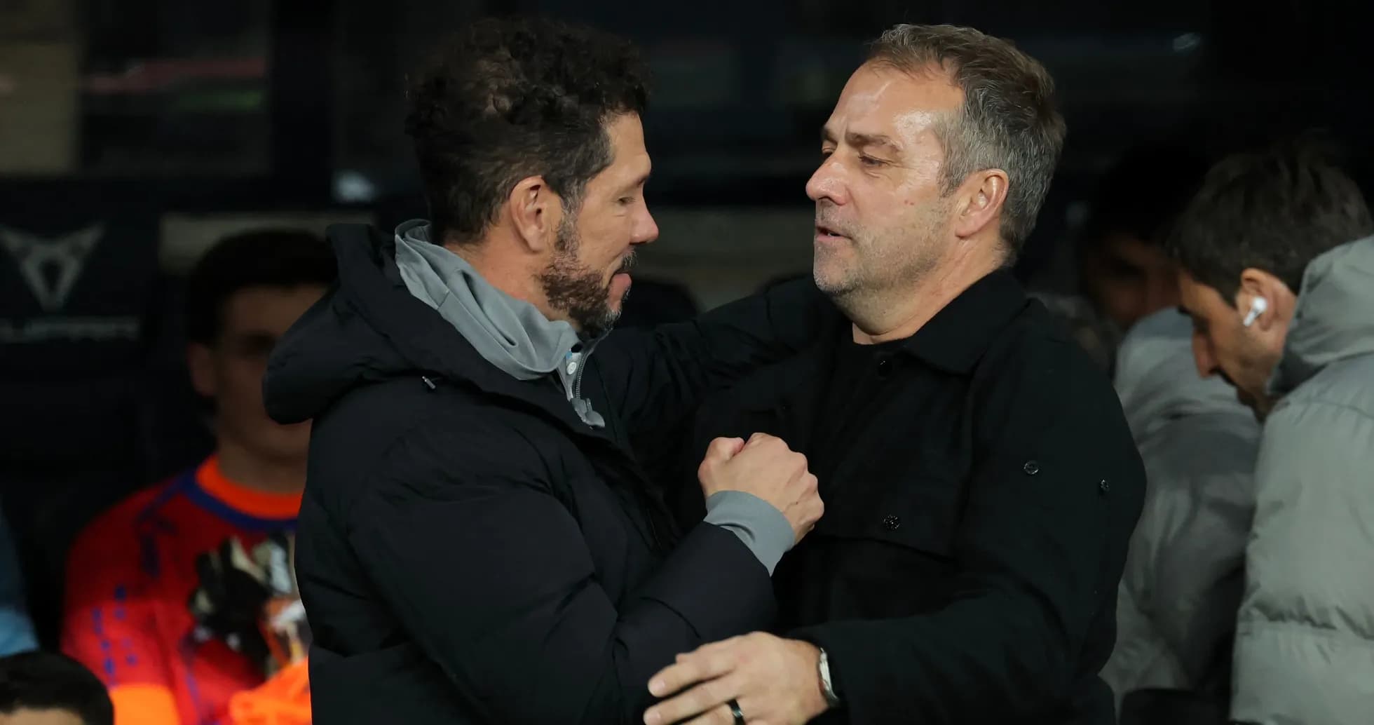 Entrenadores saludándose en el banquillo del estadio Entrenadores saludándose en el banquillo del estadio