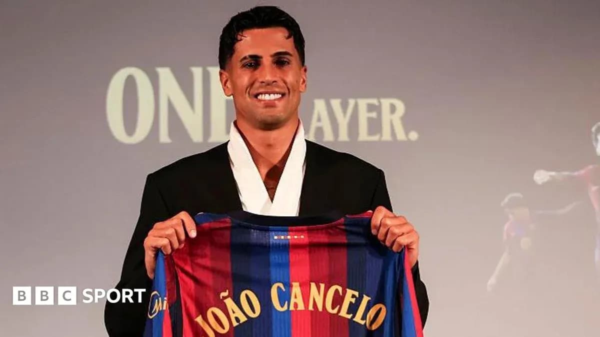 João Cancelo presentando camiseta del FC Barcelona João Cancelo presentando camiseta del FC Barcelona