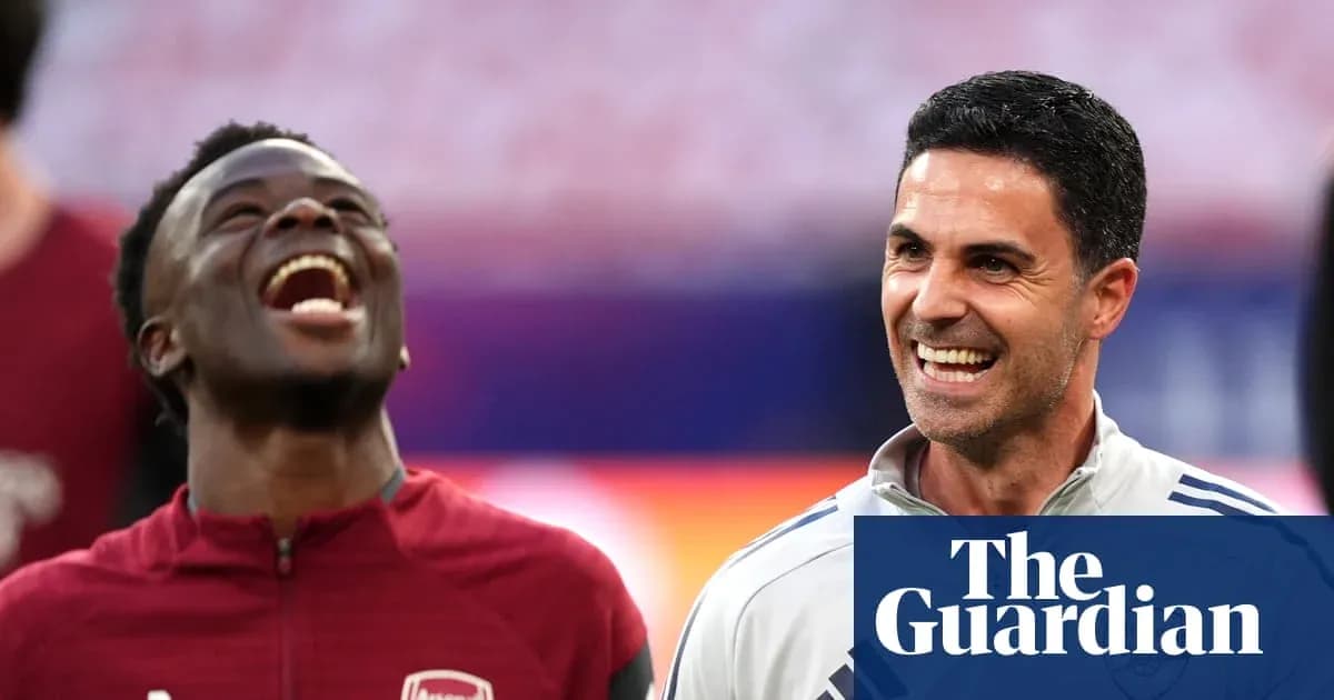 Jugador y entrenador sonriendo durante calentamiento Jugador y entrenador sonriendo durante calentamiento