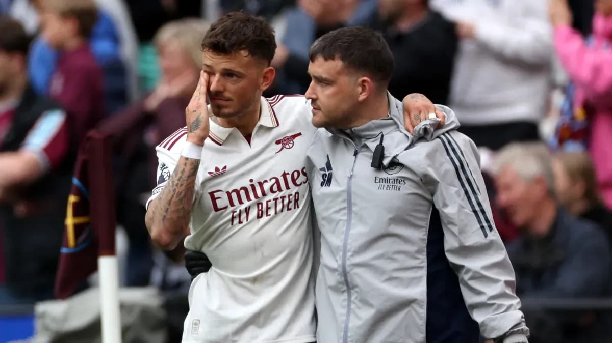 Jugador de Arsenal siendo ayudado por el personal médico Jugador de Arsenal siendo ayudado por el personal médico