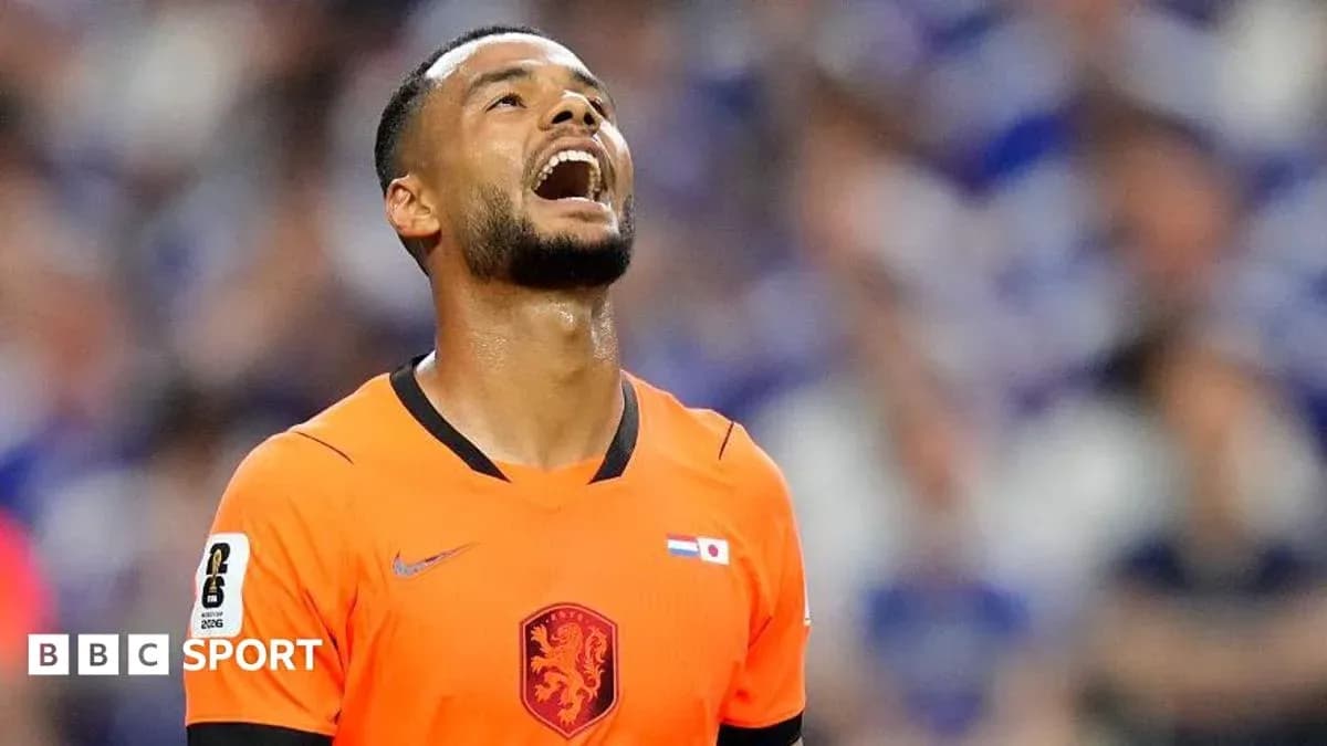 Jugador de fútbol en camiseta naranja mirando al cielo Jugador de fútbol en camiseta naranja mirando al cielo