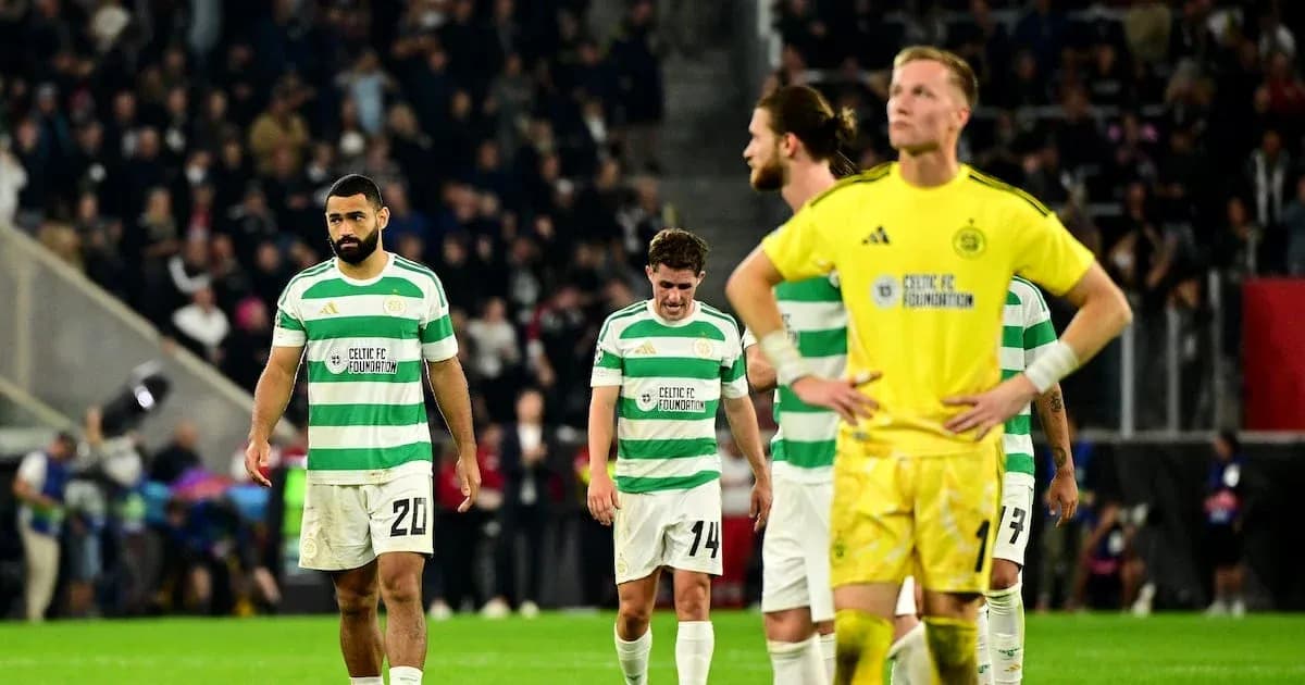 Jugadores de Celtic FC caminando tras derrota en partido Jugadores de Celtic FC caminando tras derrota en partido