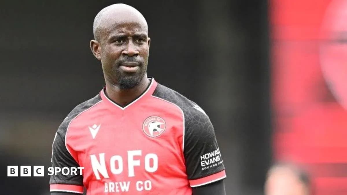 Jugador en uniforme de Brentford FC en el campo Jugador en uniforme de Brentford FC en el campo