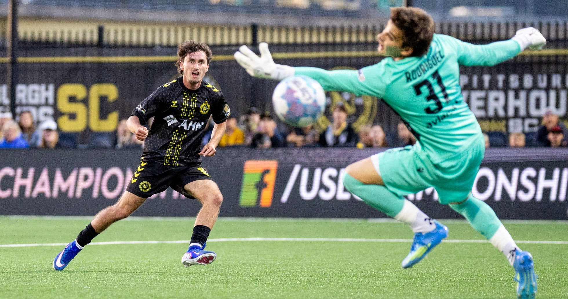 Jugador de Pittsburgh Riverhounds disparando a puerta Jugador de Pittsburgh Riverhounds disparando a puerta