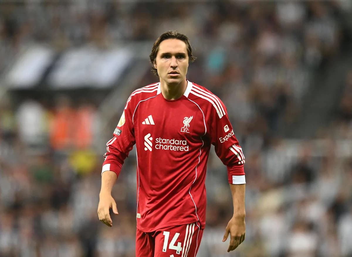 Jugador de Liverpool en uniforme rojo durante el partido Jugador de Liverpool en uniforme rojo durante el partido