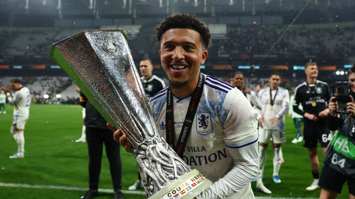 Jugador de Aston Villa sosteniendo trofeo de la UEFA Jugador de Aston Villa sosteniendo trofeo de la UEFA