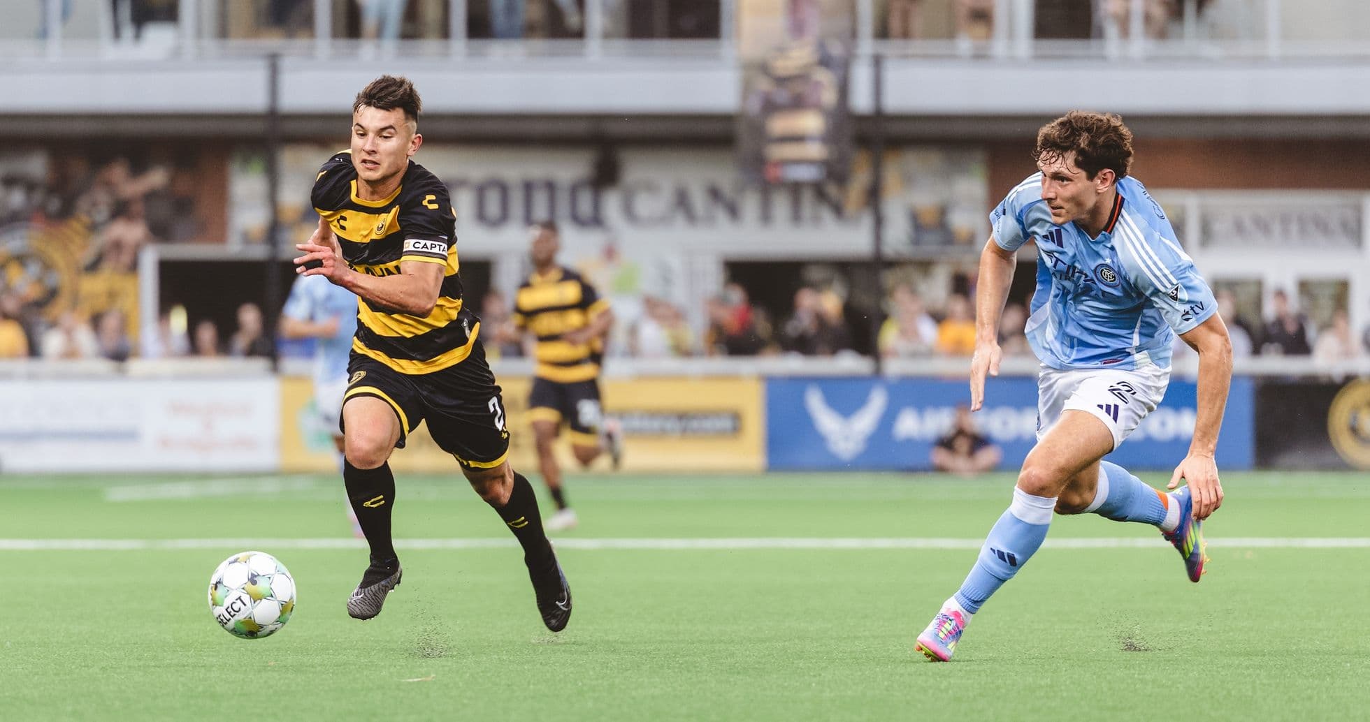 Jugador del Pittsburgh Riverhounds corriendo con el balón Jugador del Pittsburgh Riverhounds corriendo con el balón