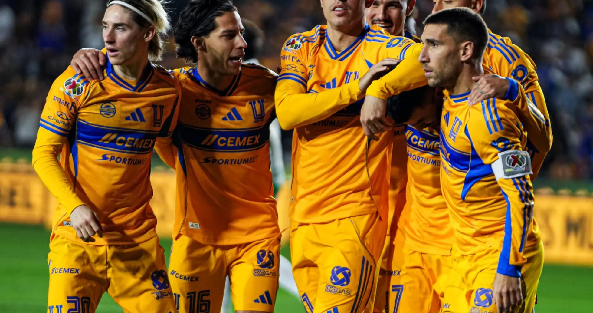 Jugadores de Tigres UANL celebrando un gol Jugadores de Tigres UANL celebrando un gol