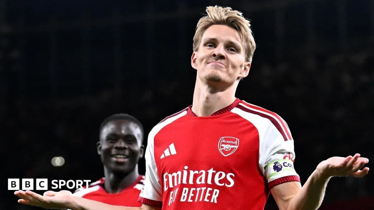 Jugador del Arsenal celebrando con gesto de triunfo Jugador del Arsenal celebrando con gesto de triunfo
