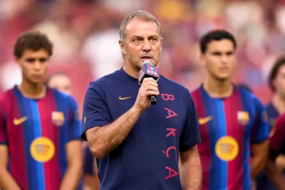 Entrenador hablando durante evento de presentación del equipo Entrenador hablando durante evento de presentación del equipo