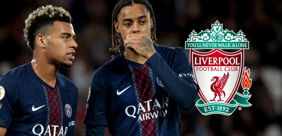 Jugadores de PSG en conversación durante el partido Jugadores de PSG en conversación durante el partido