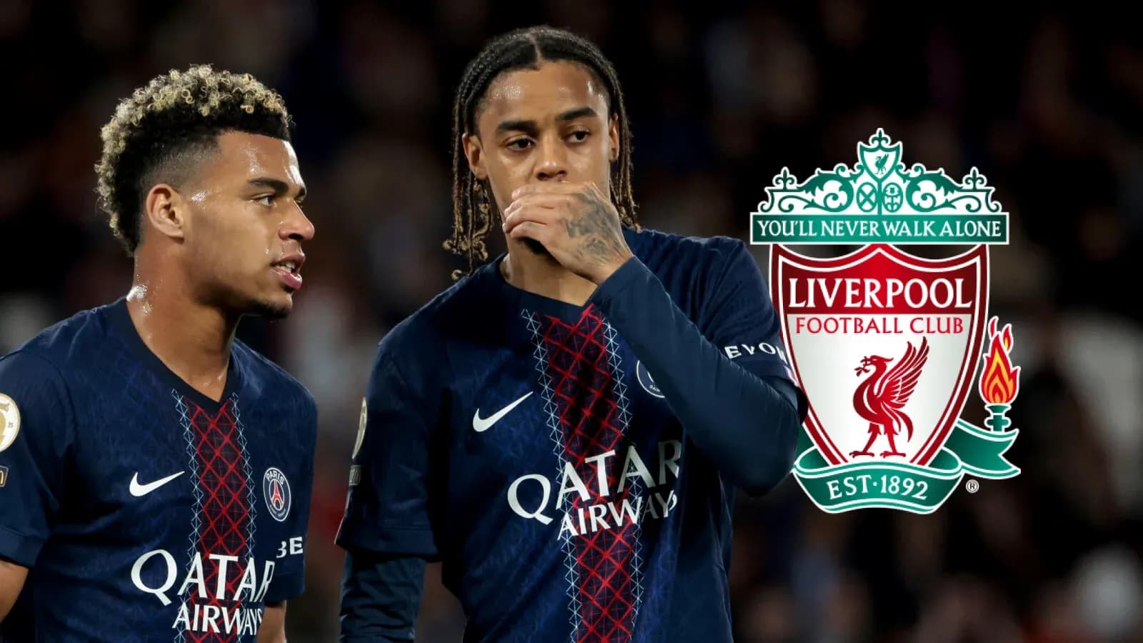 Jugadores de PSG en conversación durante el partido Jugadores de PSG en conversación durante el partido