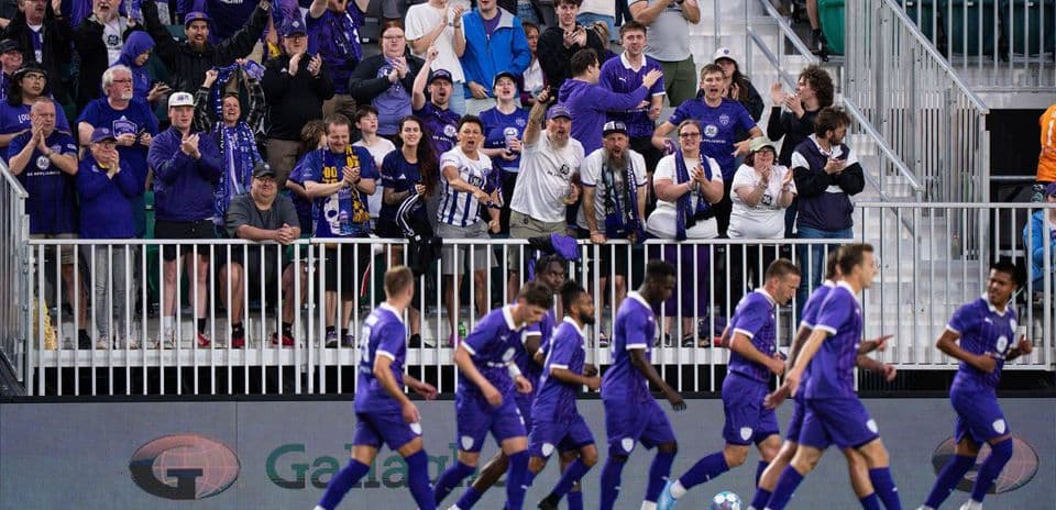 Aficionados de Louisville City animando a su equipo Aficionados de Louisville City animando a su equipo