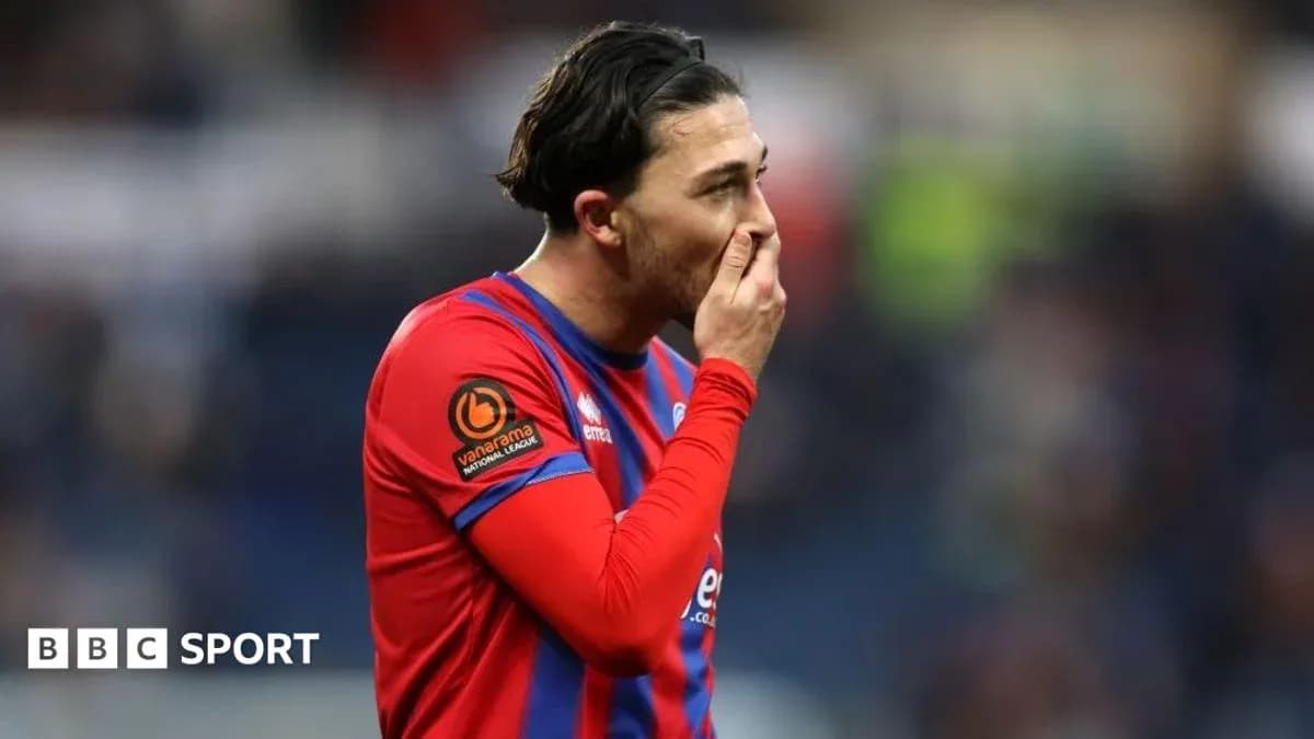 Jugador de pie con camiseta roja tras partido Jugador de pie con camiseta roja tras partido