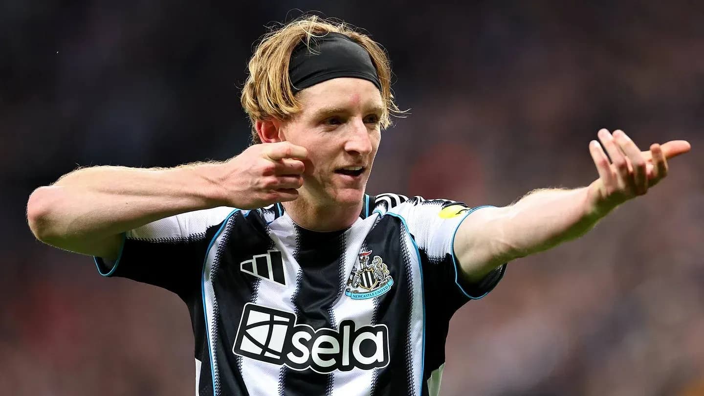 Jugador de Newcastle United señalando durante el partido Jugador de Newcastle United señalando durante el partido