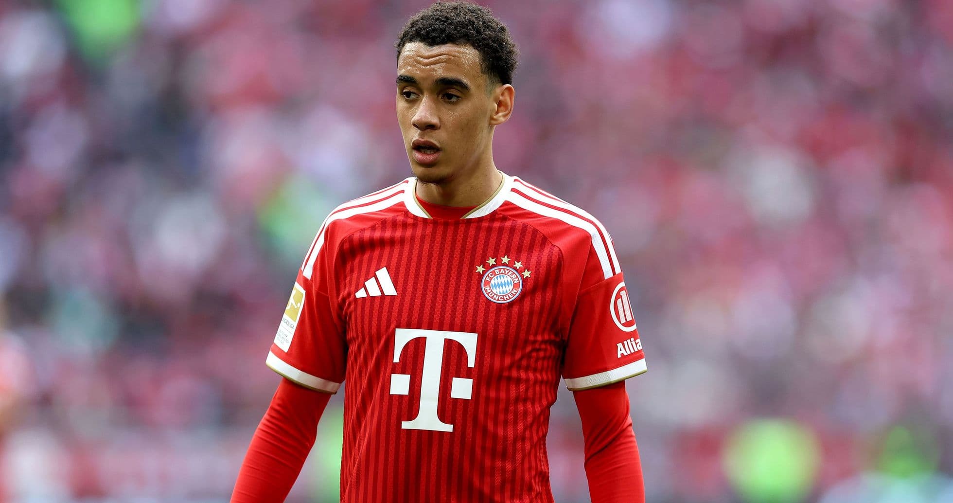 Jugador de Bayern Múnich en el campo durante el partido Jugador de Bayern Múnich en el campo durante el partido