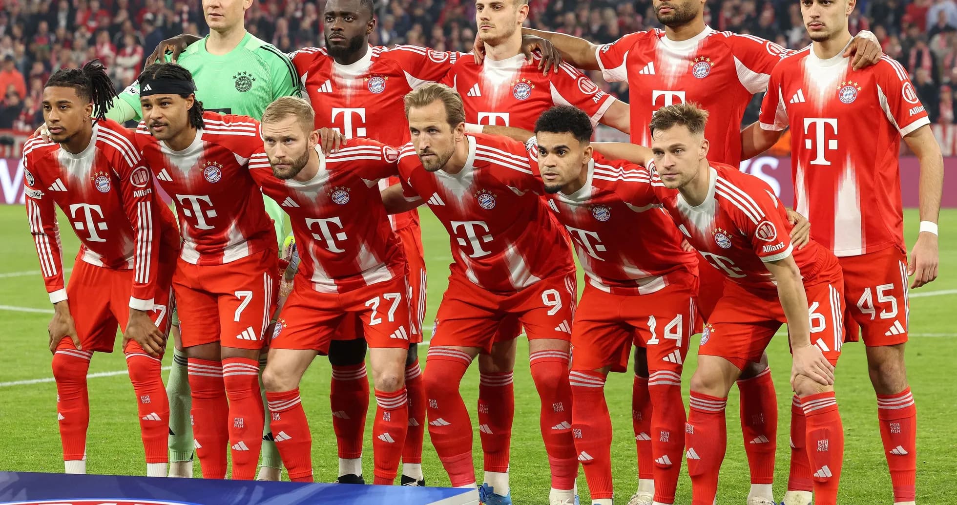 Equipo de Bayern Múnich posando en el campo Equipo de Bayern Múnich posando en el campo
