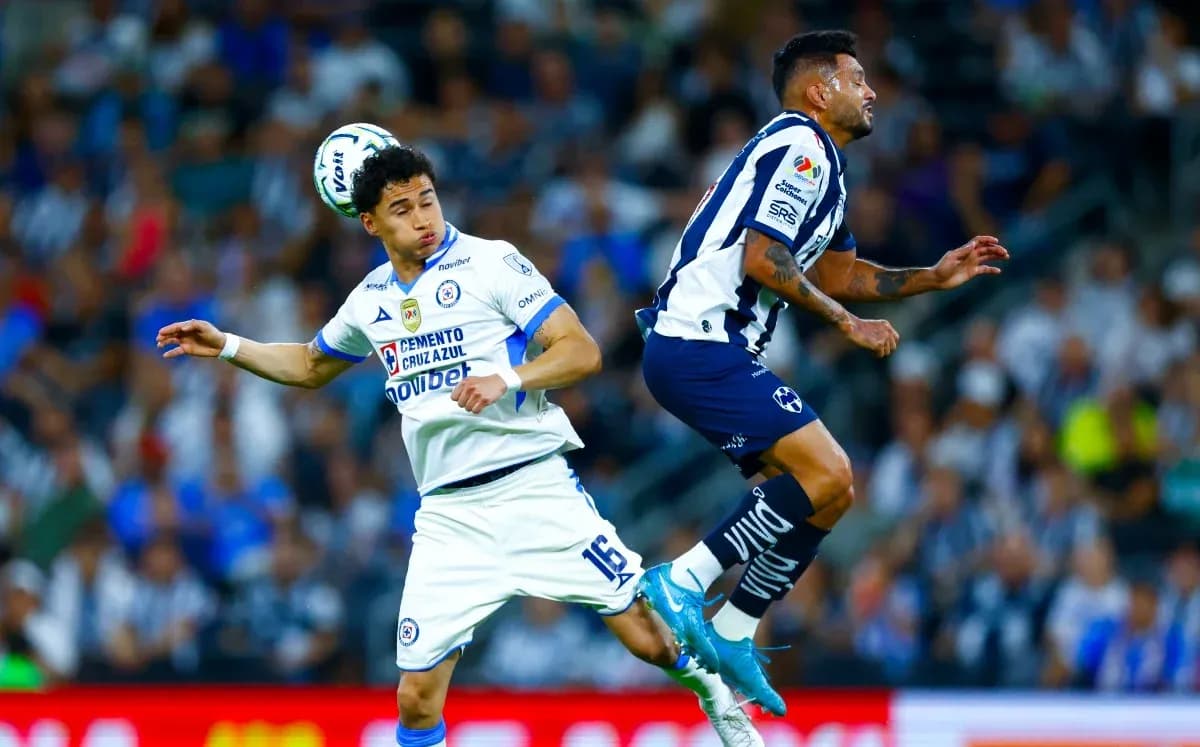 Jugadores de Monterrey y Cruz Azul en acción Jugadores de Monterrey y Cruz Azul en acción