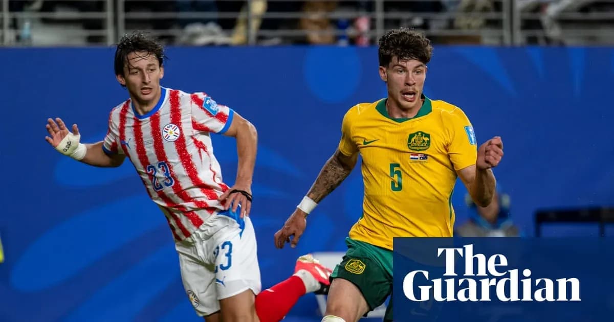 Jugadores de Paraguay y Australia corriendo tras el balón Jugadores de Paraguay y Australia corriendo tras el balón