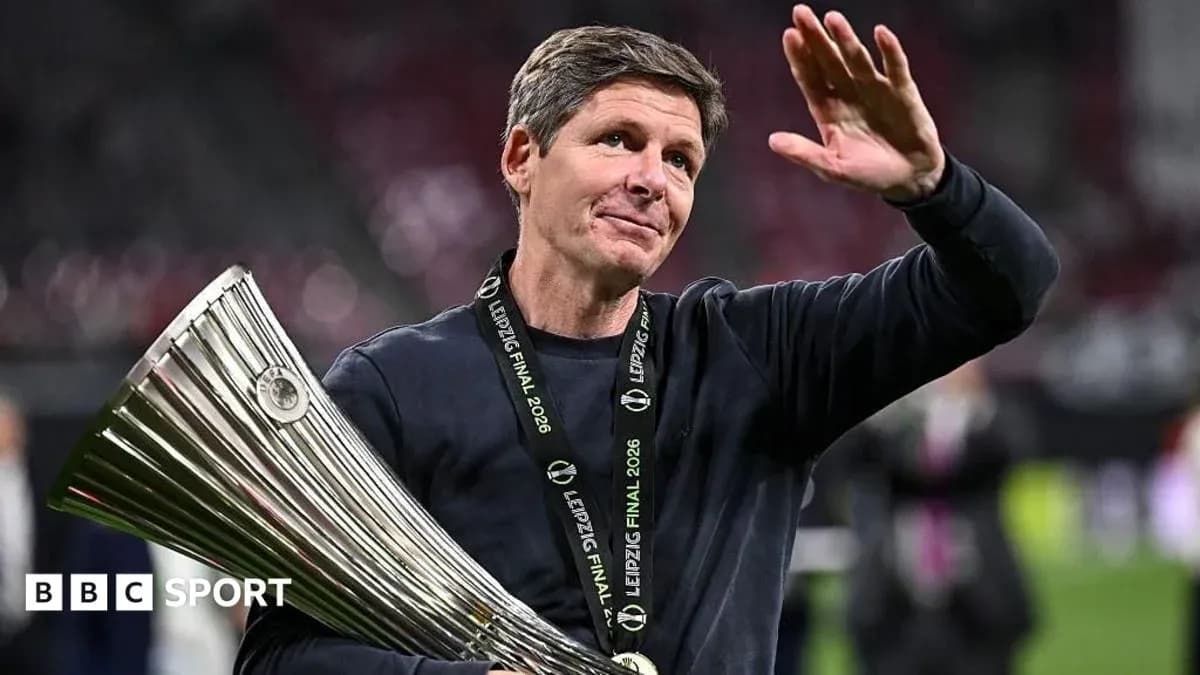 Entrenador saludando con trofeo tras la final Entrenador saludando con trofeo tras la final