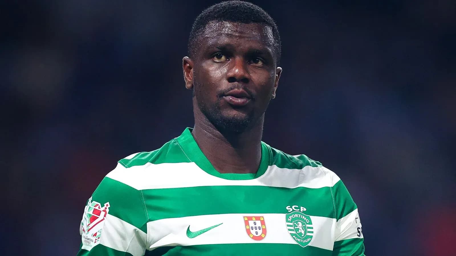 Jugador de Sporting de Lisboa en uniforme a rayas Jugador de Sporting de Lisboa en uniforme a rayas