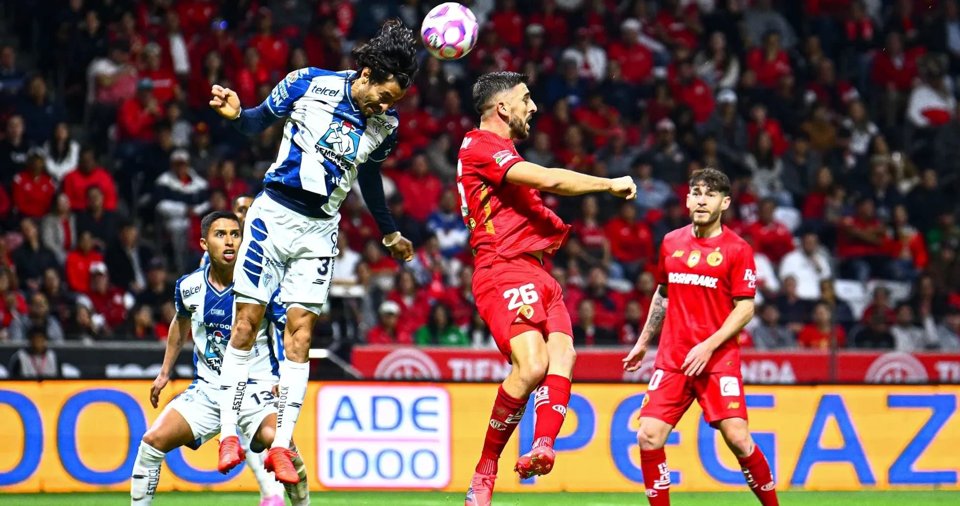 Jugadores de Pachuca y Toluca en acción Jugadores de Pachuca y Toluca en acción