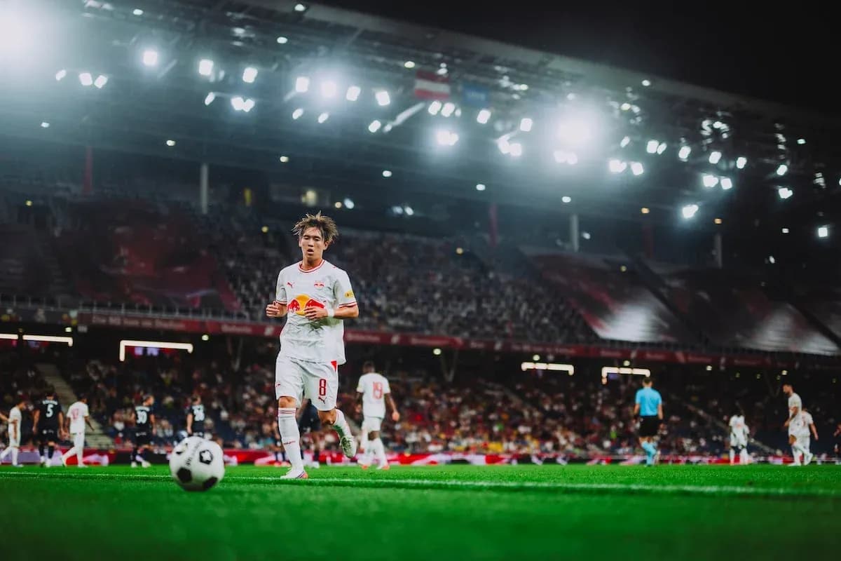 Jugador de Red Bull Salzburg durante el partido Jugador de Red Bull Salzburg durante el partido