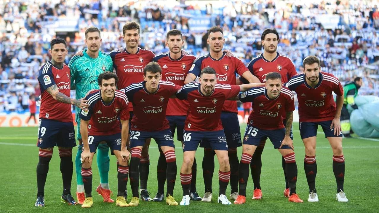Equipo de Osasuna posando para la foto Equipo de Osasuna posando para la foto
