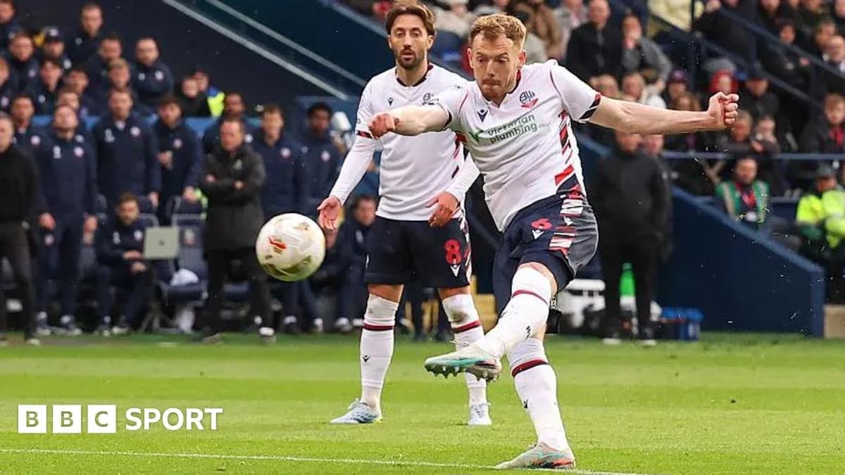 Jugador de Bolton ejecutando un tiro a puerta Jugador de Bolton ejecutando un tiro a puerta